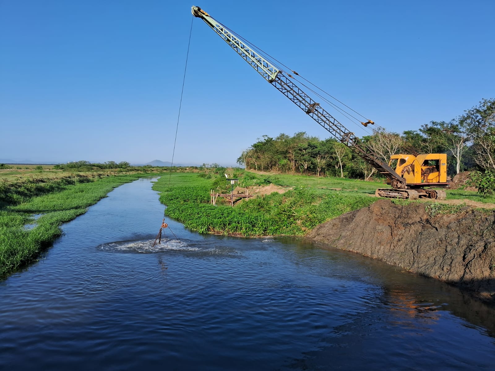 CMR-Terraplenagem-dragagem-de-lago-para-remoção-de-sedimentos