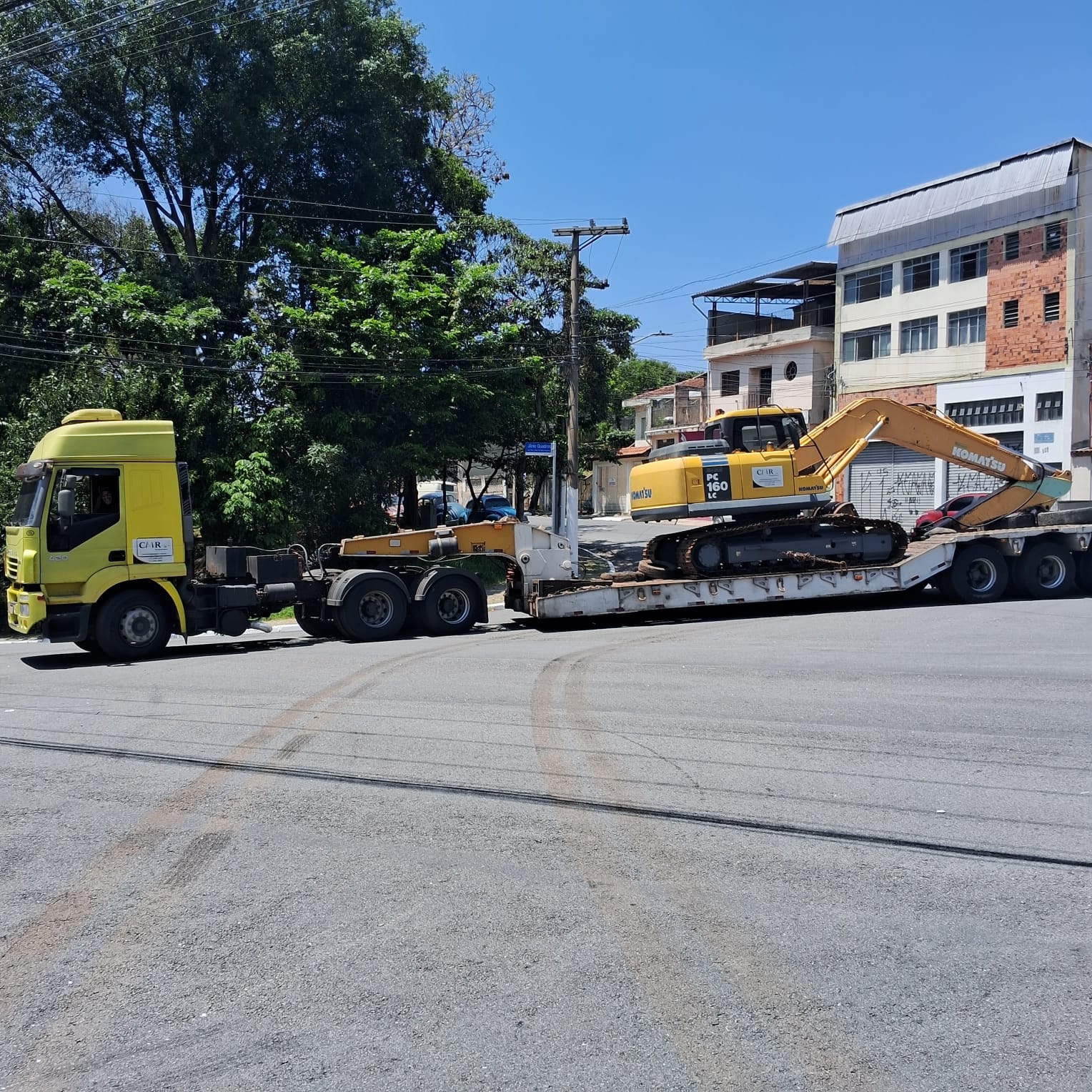  Transporte_de_máquina_pesada_realizado_em_caminhão_prancha