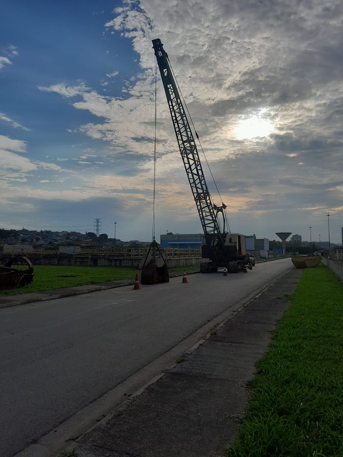 Escavadeira_a_cabo_com_caçamba_clamshell_realizando_retirada_de_sedimentos_em_estação_de_tratamento_de_esgoto